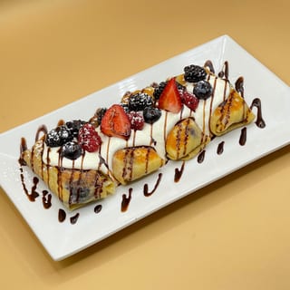 Nalesniki (Farm cheese, bananas and strawberries)